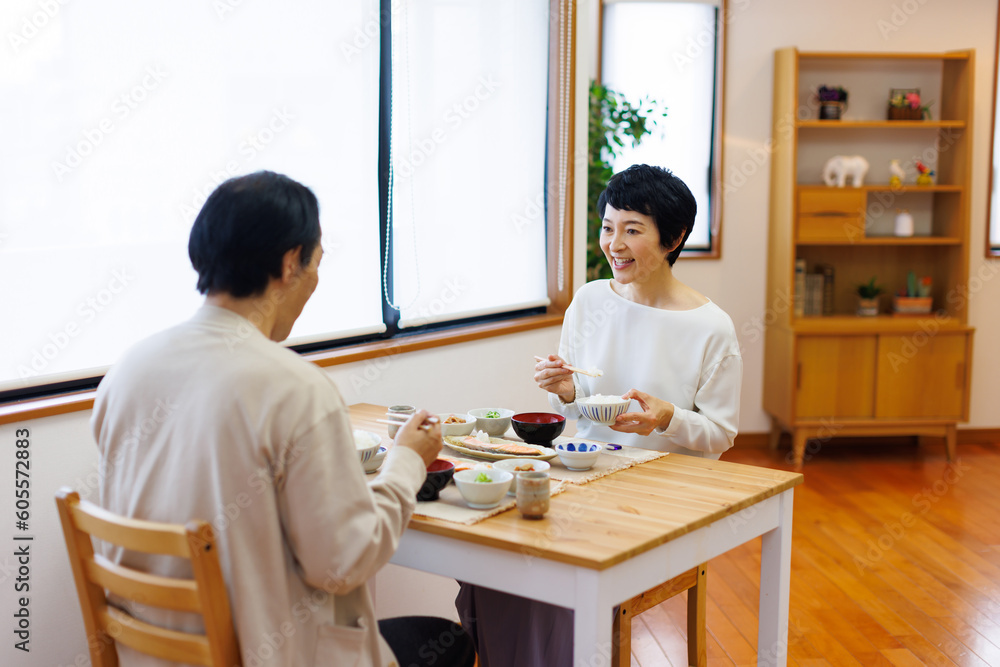 食事を食べている成熟した日本のカップル 食事を食べている成熟した日本のカップル