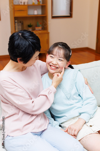 家で彼女の祖母と幸せな日本人の女の子
