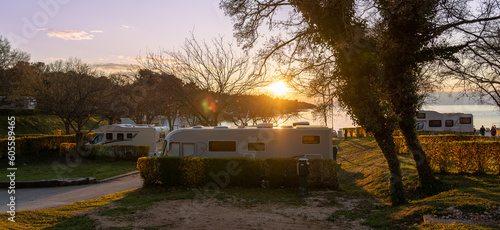 Traumhafter Campingplatz an der Adriaküste in Kroatien: Wohnmobil und Sonnenuntergang © www.push2hit.de