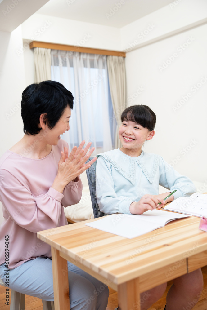 成熟した日本人女性は、勉強中に孫娘に同行します