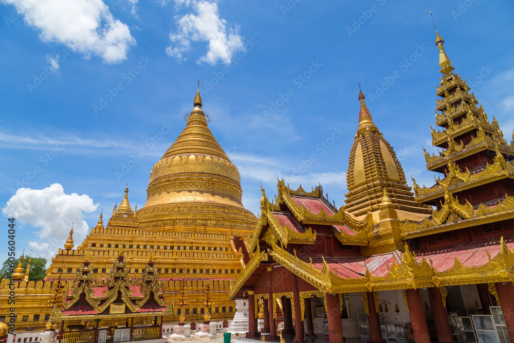 Fototapeta premium The golden beautiful Shwezigon Pagoda