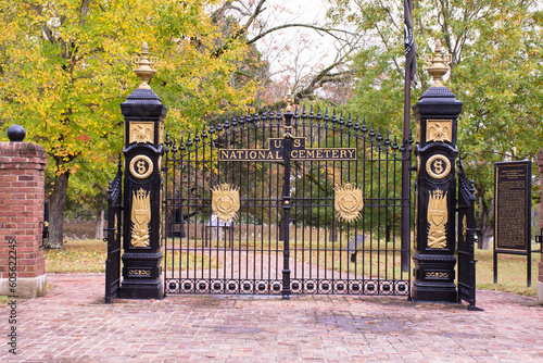 Foto Black and Gold Gates at entrance to Shiloh National Cemetery, Tennessee