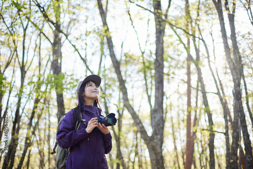 夏の森で趣味の撮影を楽しむ30代日本人女性のカメラマン © west_photo