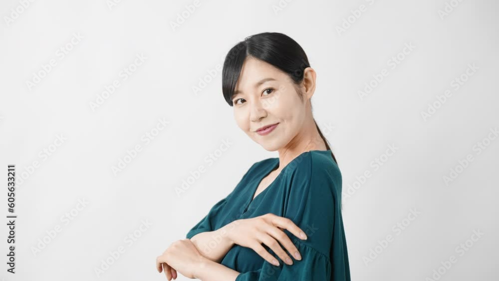 腕組みをする若い女性 ライフスタイルイメージ
腕組みをする若い女性 ライフスタイルイメージ