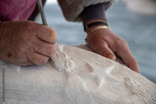 Sculpteur au travail sur pierre calcaire.de Vernon pour un concours de sculpture.