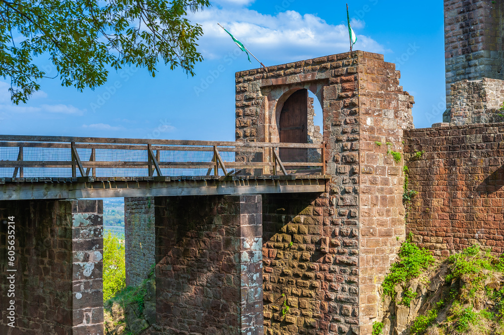 Fototapeta premium Zugang und Brückenturm von Burg Landeck bei Klingenmünster. Region Pfalz im Bundesland Rheinland-Pfalz in Deutschland