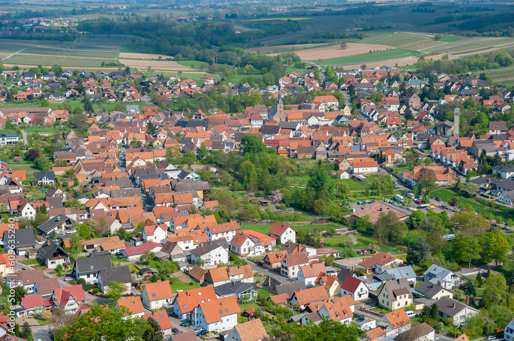 Blick von Burg Landeck auf Klingenmünster. Region Pfalz im Bundesland Rheinland-Pfalz in Deutschland