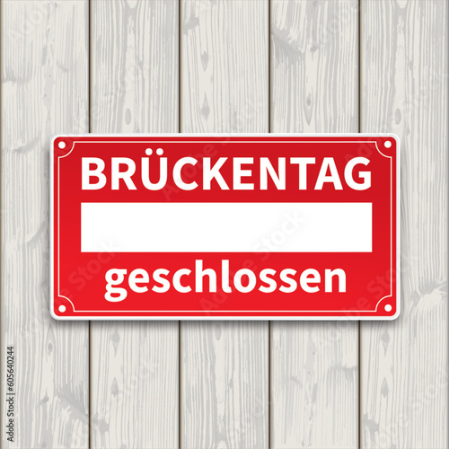 Schild Brückentag Geschlossen auf einer Holzwand