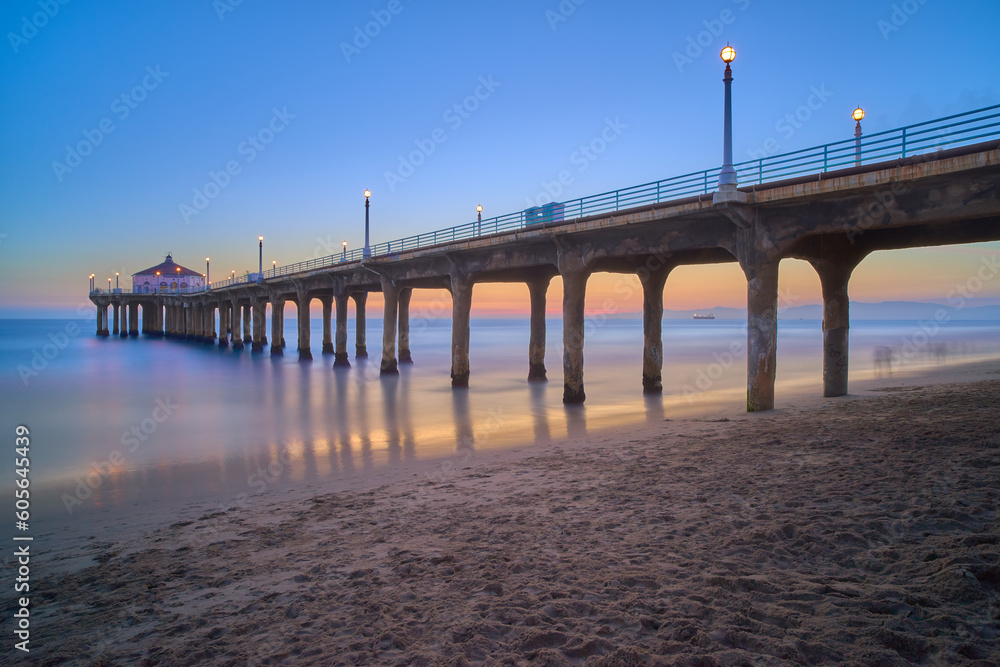 Fototapeta premium Manhattan Beach Pier at sunset in California, Los Angeles, USA.