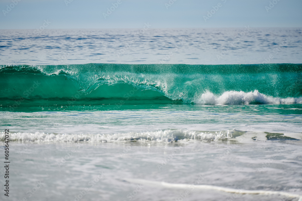 Fototapeta premium Beautiful view of turquoise waves of an ocean splashing into the coast