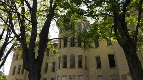 Wallpaper Mural Pulling back from looking up at an abandoned brick hospital building. Torontodigital.ca