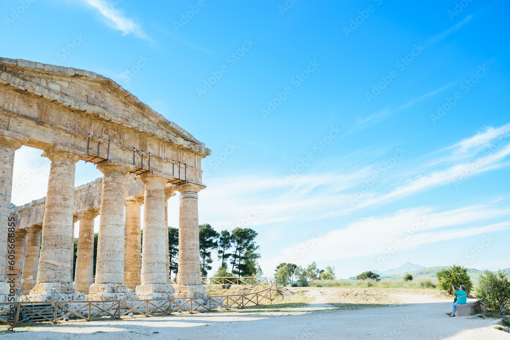 Obraz premium Picture of Ancient Greek Doric temple at Segesta.