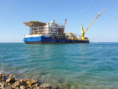Maintenance ship or rig