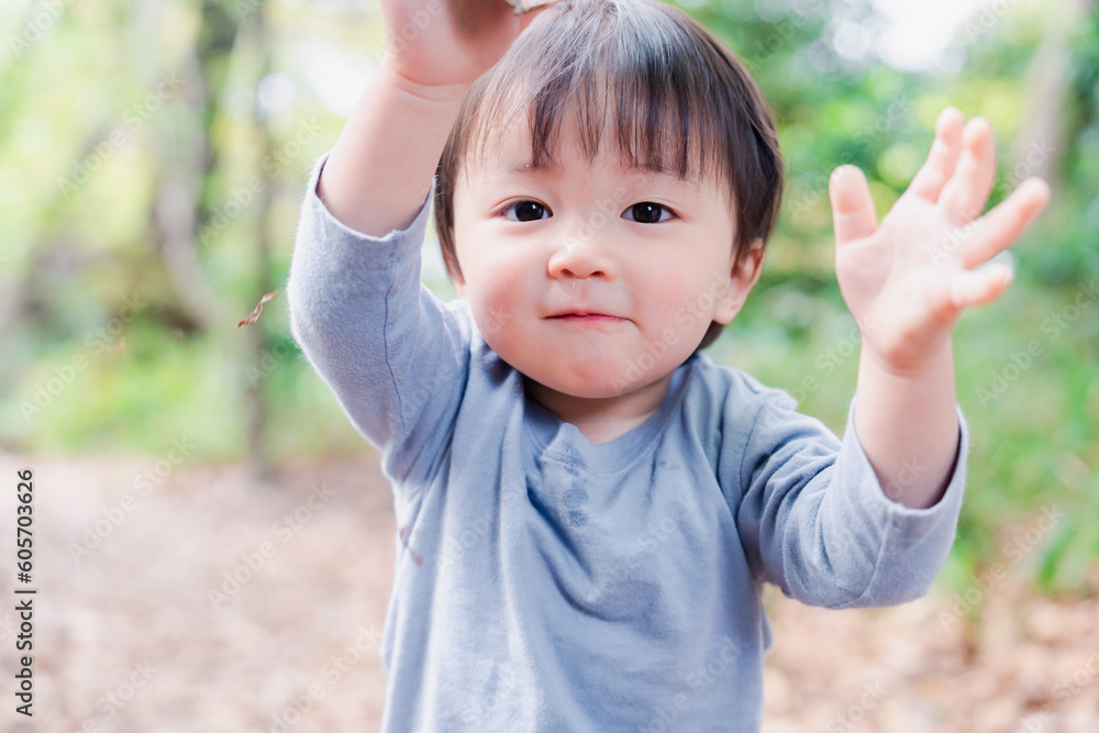 手を上に上げる子供 手を上に上げる子供