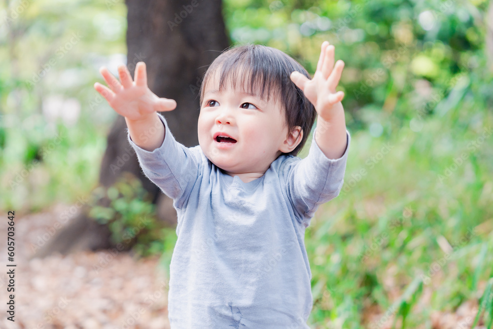 手を上に上げる子供 手を上に上げる子供