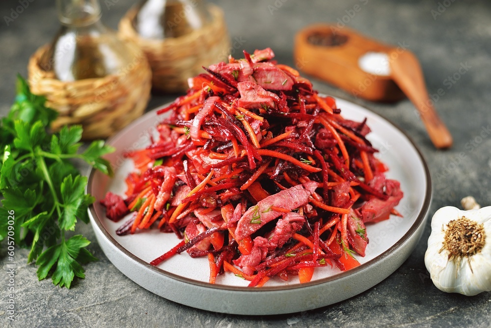 Salad with boiled meat, beets, carrots, onions, garlic, bell peppers with olive oil and wine vinegar Salad with boiled meat, beets, carrots, onions, garlic, bell peppers with olive oil and wine vinegar