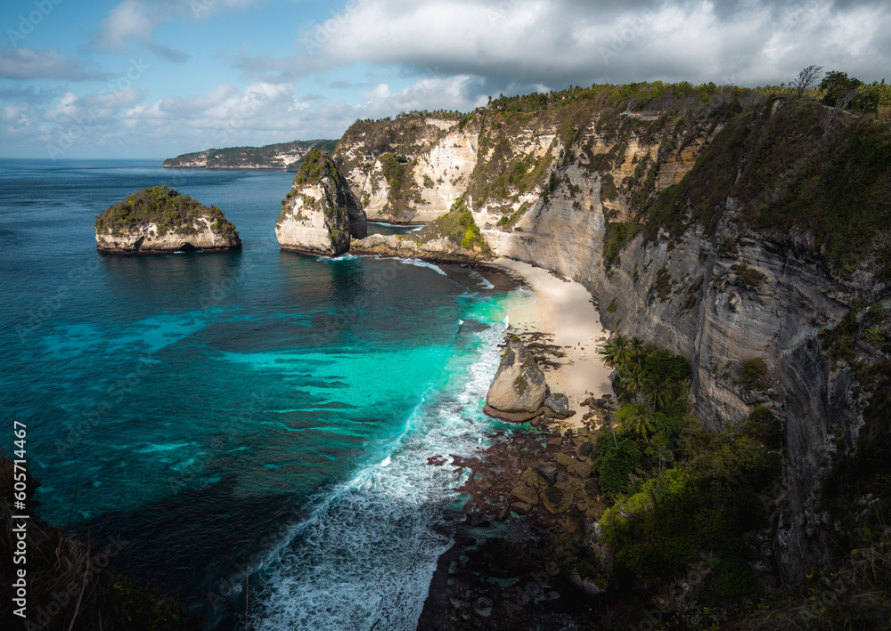 Stunning view of the Diamond Beach bathed by a turquoise sea during a beautiful sunrise. Diamond Beach is an untouched, white-sand and silky blue water bay on the eastern tip of Nusa Penida.