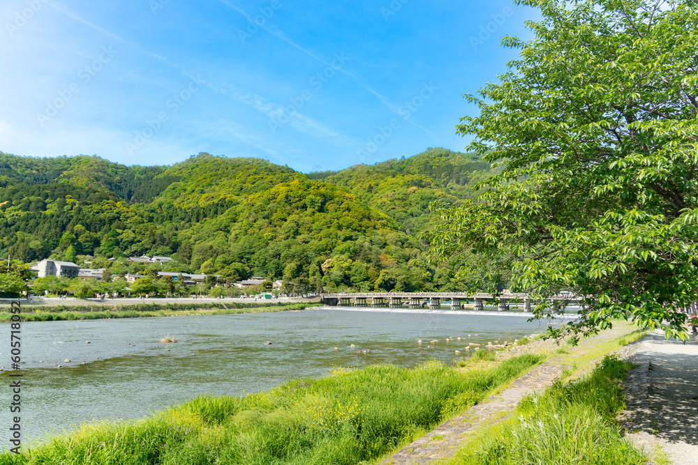 渡月橋と夏の嵐山