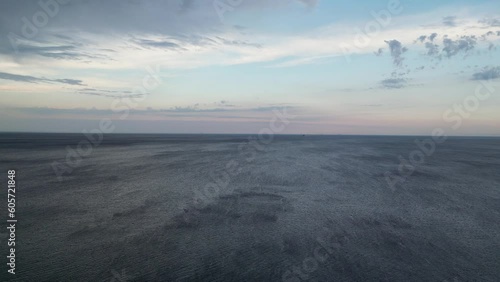mare epico con onde dall'altro col drone photo