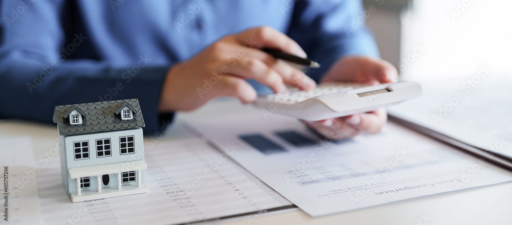 Real estate agent give a financial advice to customer about house debt.