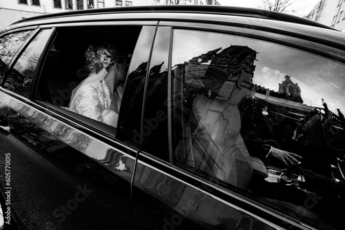 Braut im Hochzeitsauto