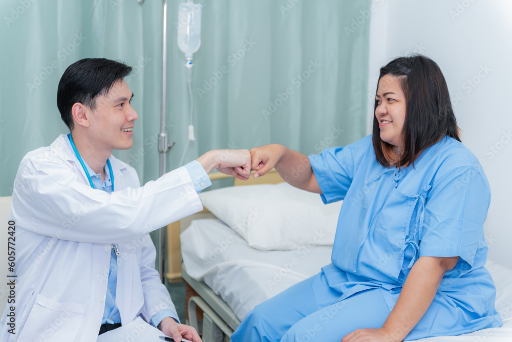 Obraz premium Doctor and patient using hands fist bump to show encouragement, cooperation as a team In process of successful treatment This picture focuses on the hand, to health care and health insurance concept