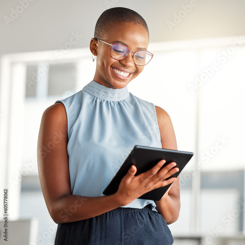 Fotografi Smile, business tablet and black woman, designer or creative in office online