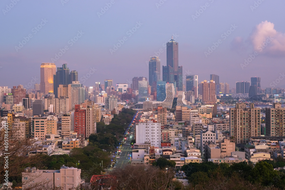 Obraz premium 台湾 高雄市、寿山情人観景台から見る夕暮れの街並み