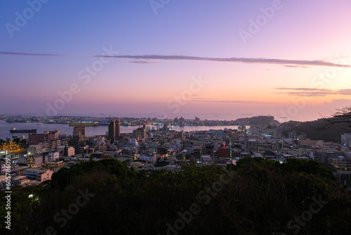台湾 高雄市、寿山情人観景台から見る高雄港の夕暮れ © 健太 上田