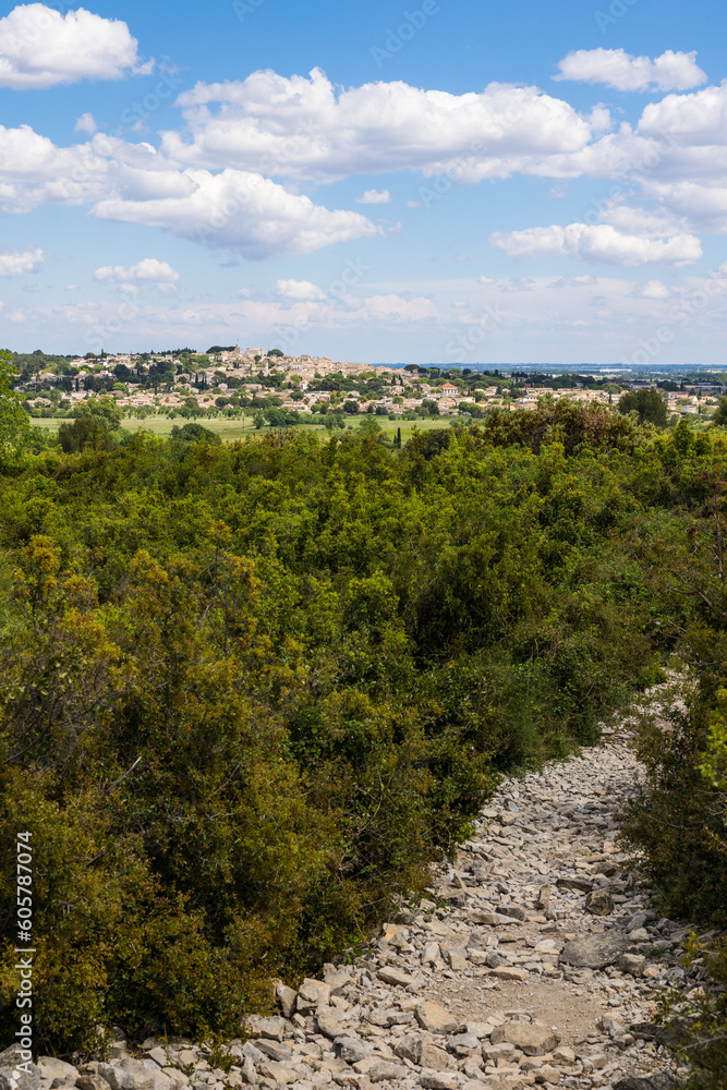Village de Gallargues-le-Montueux depuis les hauteurs de l'Oppidum d'Ambrussum, au coeur de la garrigue