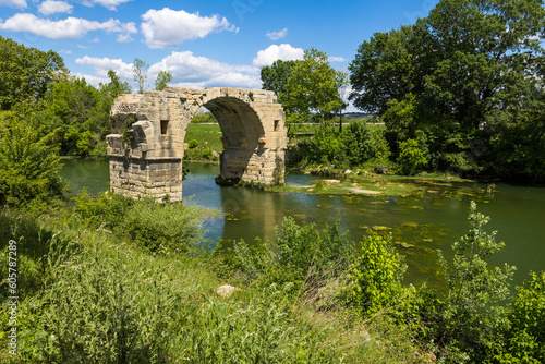 Fotografie, Obraz La dernière arche encore en élévation du Pont Ambroix, construit sur la Via Domi