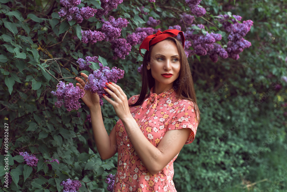 Fototapeta premium Evening in the botanical garden when the lilac blossomed