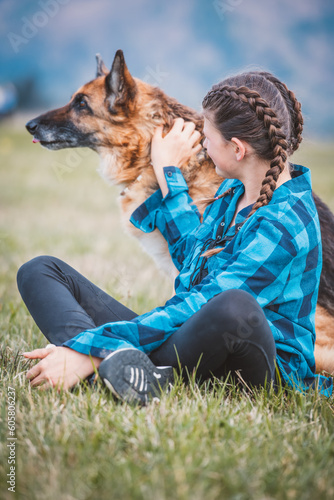 Mädchen mit deutschen Schäferhund photo