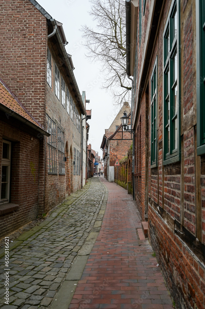 Blick in eine Seitenstraße in der Altstadt von Lüneburg mit Häusern mit Fassaden aus Backstein, Lüneburg, Niedersachsen, Deutschland