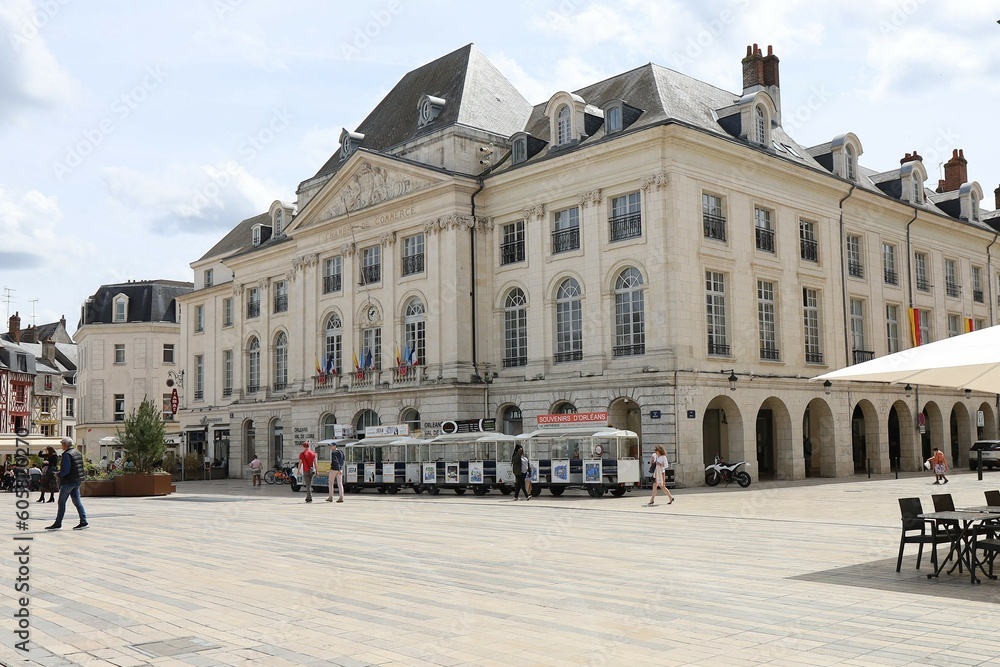 Bâtiment typique, vue de l'extérieur, ville de Orléans, département du Loiret, France