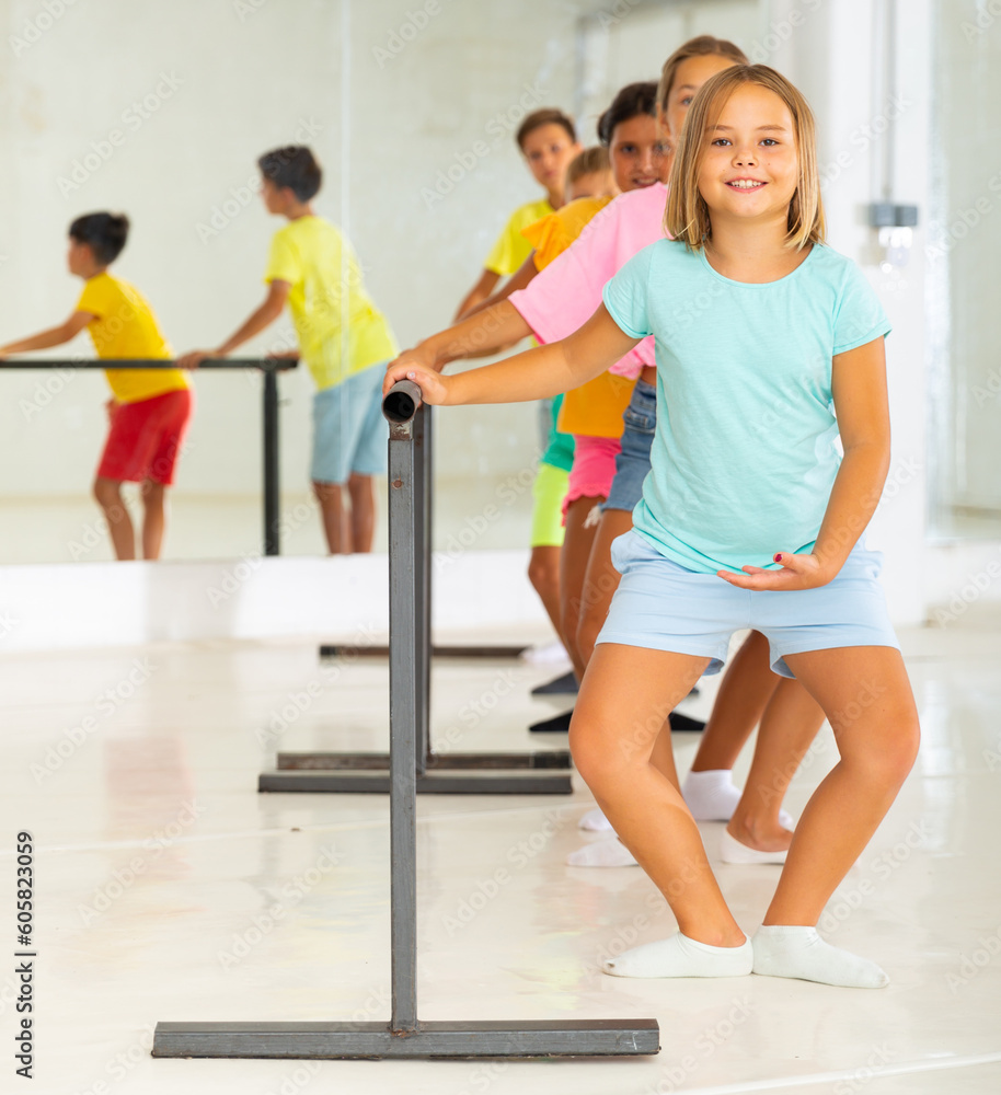 Obraz premium Group of smiling children practicing at the ballet barre