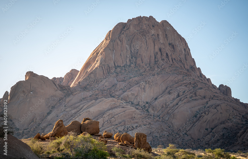 Fototapeta premium Die majestätische Schönheit von Spitzkoppe: Panoramabild des namibischen Wahrzeichens im strahlenden Sonnenschein