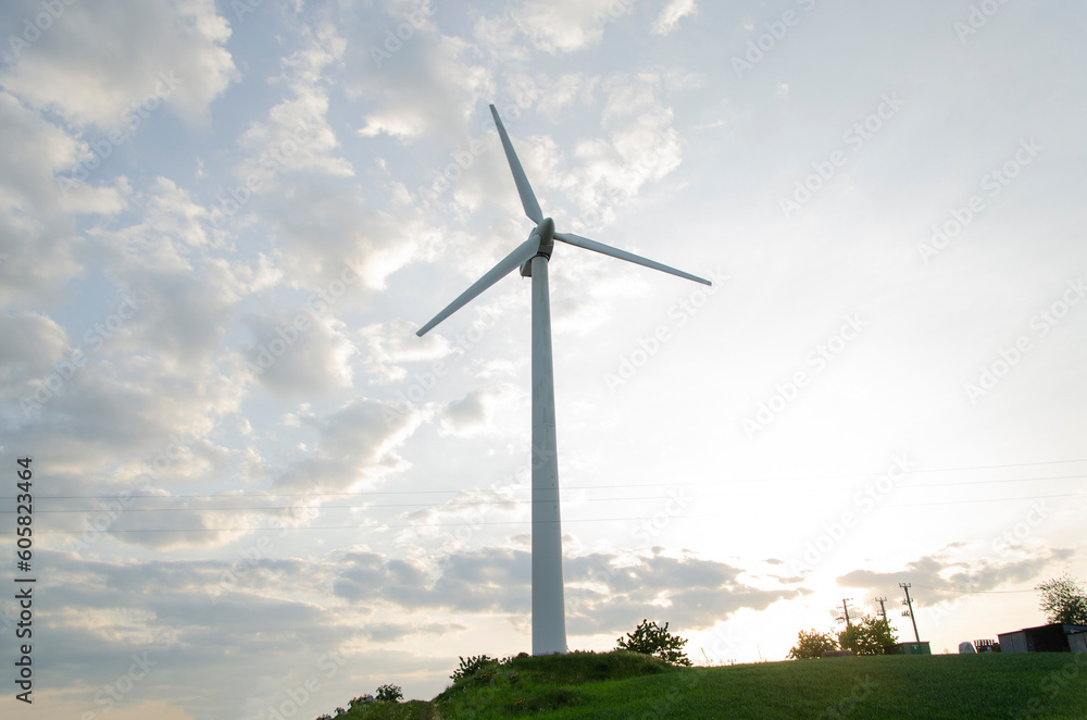 Turbiny wiatrowe - odnawialne źródła energii - wiatraki produkujące zieloną energie - obrazy, fototapety, plakaty 