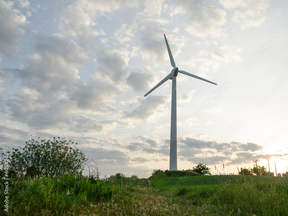 Turbiny wiatrowe - odnawialne źródła energii - wiatraki produkujące zieloną energie Turbiny wiatrowe - odnawialne źródła energii - wiatraki produkujące zieloną energie