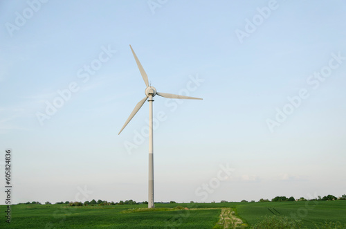 Turbiny wiatrowe - odnawialne źródła energii - wiatraki produkujące zieloną energie