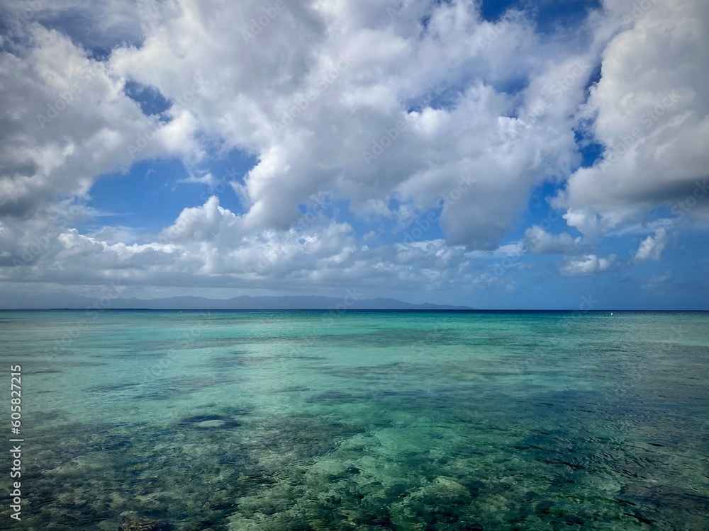 vue sur la mer des Caraïbes avec une couleur turquoise et un ciel nuageux 