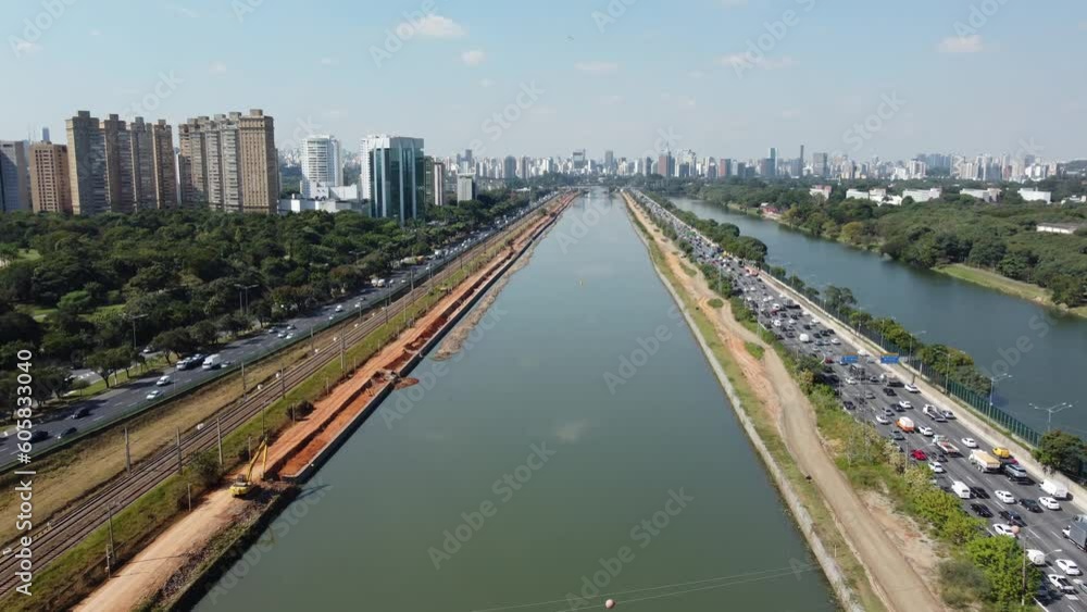 Visão aérea da marginal pinheiros em São Paulo em um dia ensolarado de trânsito de 2023 captada por um drone. Visão aérea da marginal pinheiros em São Paulo em um dia ensolarado de trânsito de 2023 captada por um drone.
