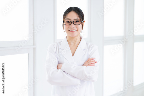 白衣の女性 Free Download 白衣の女性 - GFXLoad