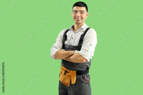 Young carpenter in safety g...