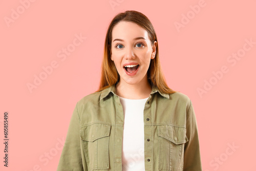 Surprised young woman on pi...
