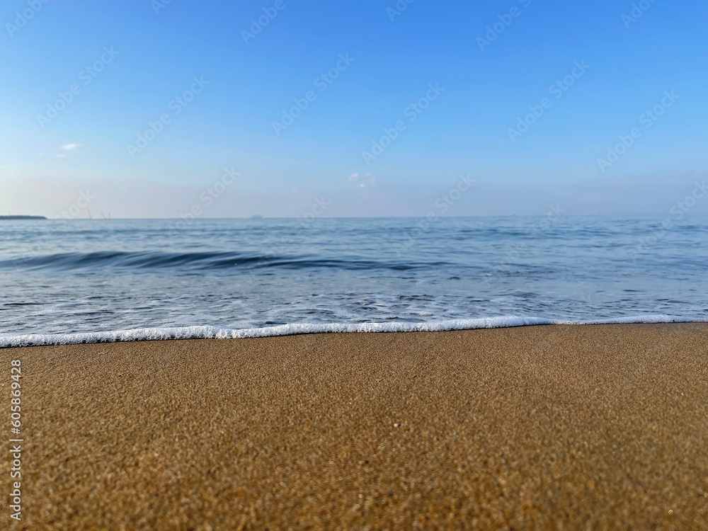 夏の海辺　青い空とビーチ