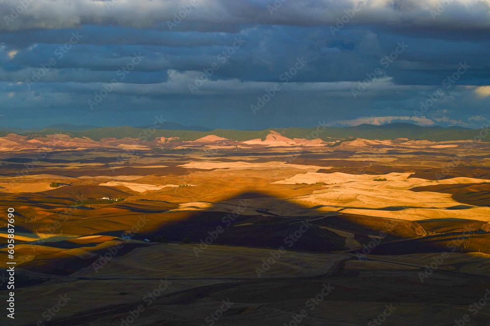 Fototapeta premium Butte Sunset Over Farmland