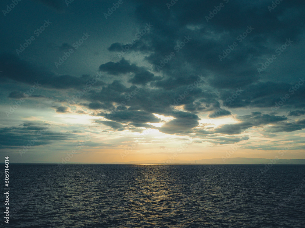 Naklejka premium 水平線と日の出