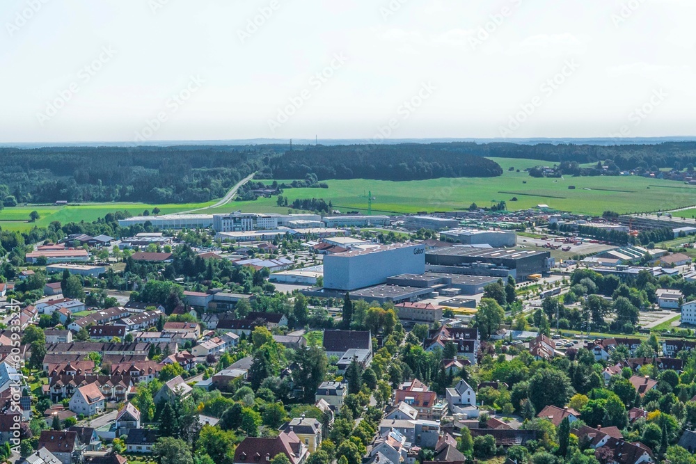Mindelheim, Kreisstadt im Unterallgäu - Ausblick auf die südöstlichen Stadtteile und Industriegebiete
