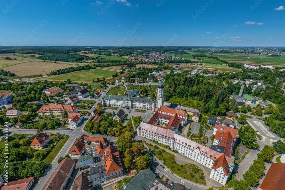 Ausblick auf das Kloster Ursberg in Schwaben aus der Luft